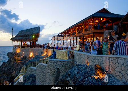 La Jamaïque Negril Ricks Cafe bar en plein air au coucher du soleil Vue Banque D'Images