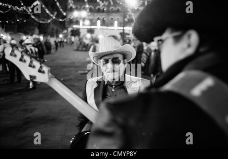 Homme avec chapeau et des lunettes de soleil regarde sur basse de l'appareil photo Banque D'Images