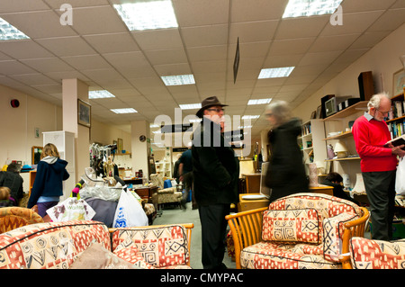 Les gens parcourant dans un magasin de charité à Stroud, Gloucestershire, Royaume-Uni Banque D'Images