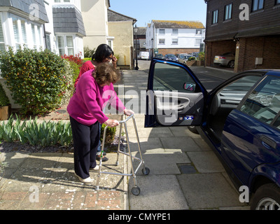 United Kingdom West Sussex une femme âgée à l'aide d'un châssis zimmer Banque D'Images