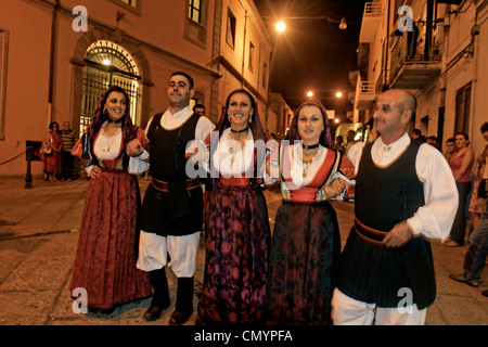 Italie Sardaigne Olbia, spectacle de danse avec des costumes traditionnels Banque D'Images