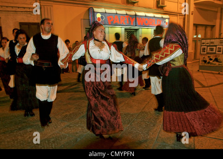 Italie Sardaigne Olbia, spectacle de danse avec des costumes traditionnels Banque D'Images