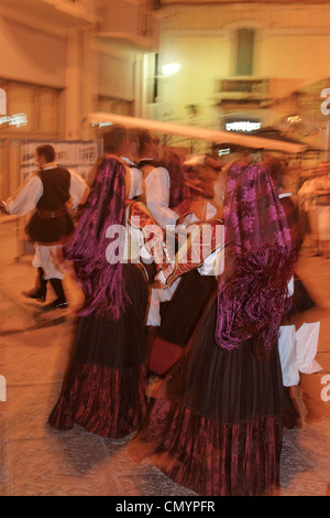 Italie Sardaigne Olbia, spectacle de danse avec des costumes traditionnels Banque D'Images