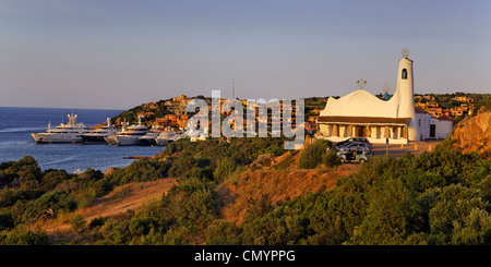 Italie Sardaigne Costa Smeralda Porto Cervo Panorama de l'église Stella Maris Banque D'Images