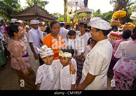 Les hindous apportant des offrandes à Temple dans Mas au cours Koningan Ceremoy, Bali Indonésie Banque D'Images