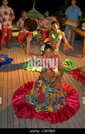 Sega traditionnel dans l'exécution de danseur, véranda de l'hôtel Troux aux Biches, Ile Maurice, Afrique du Sud Banque D'Images