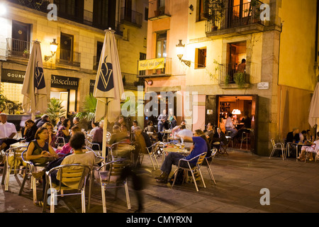 Plaza de Santa Maria, ses cafés dans la soirée, la Ribera, Barcelone Banque D'Images