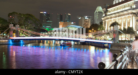 Singapore River, passerelle, pont Cavenagh, Fullerton Hotel, Skyline de Singapour, en Asie du sud-est, crépuscule Banque D'Images