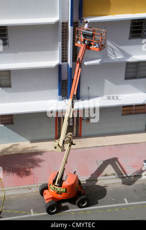 Miami Beach Florida,Ocean Drive,JLG articulé boom lift lift,hispanique homme hommes hommes adultes adultes,peintre,bâtiment,peinture,travail,travail,employé travailleur W Banque D'Images