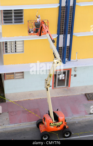 Miami Beach Florida,Ocean Drive,JLG articulé boom lift lift,hispanique homme hommes hommes adultes adultes,peintre,bâtiment,peinture,travail,travail,employé travailleur W Banque D'Images