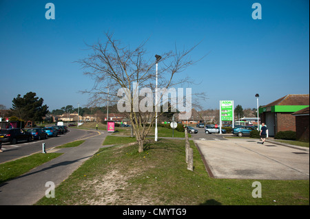 Crise du carburant, mars 2012. Le trafic d'attente serpente le long de la route et dans la station essence sur l'Asda Santé Canford, Poole. Banque D'Images