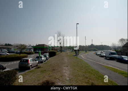 Crise du carburant, mars 2012. Le trafic d'attente serpente le long de la route et dans la station essence sur l'Asda Santé Canford, Poole. Banque D'Images