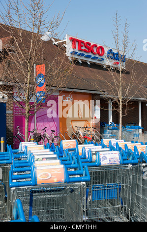 Chariots de supermarché dans un chariot bay au Tesco store Extra, Fleetsbridge, Poole. Banque D'Images