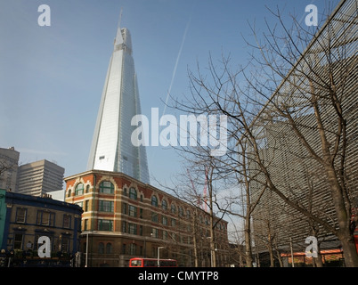 Une scène de Londres y compris la rue Tooley et le Shard, London, UK. Banque D'Images