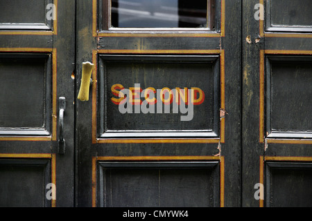 Porte de compartiment de deuxième classe dans le vieux wagon. Banque D'Images