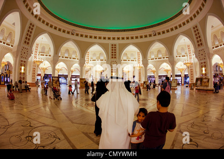 Cour arabe à Dubaï Mall près de Burj Khalifa, le plus grand centre commercial au monde avec plus de 1200 magasins, DUBAÏ, ÉMIRATS ARABES UNIS Banque D'Images