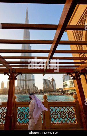 L'homme arabe regardant Fontaine de Dubaï à Burj Khalifa, plus haut gratte ciel du monde, 828 mètres, le Burj Dubai, Dubai UEA Banque D'Images