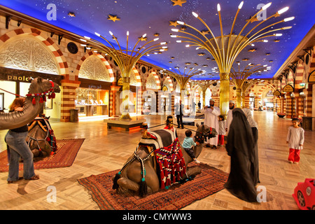 Cour arabe à Dubaï Mall près de Burj Khalifa, le plus grand centre commercial au monde avec plus de 1200 magasins, DUBAÏ, ÉMIRATS ARABES UNIS Banque D'Images