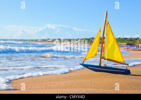 Le petit bateau se trouve sur la plage de sable Banque D'Images