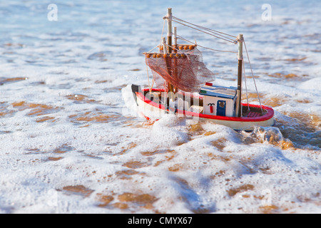 Le petit bateau se trouve sur la plage de sable Banque D'Images