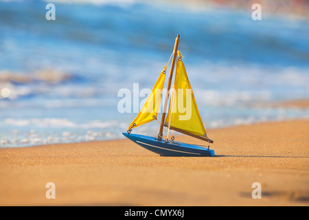 Le petit bateau se trouve sur la plage de sable Banque D'Images