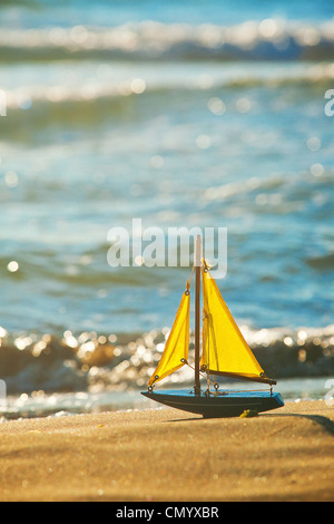 Le petit bateau se trouve sur la plage de sable Banque D'Images