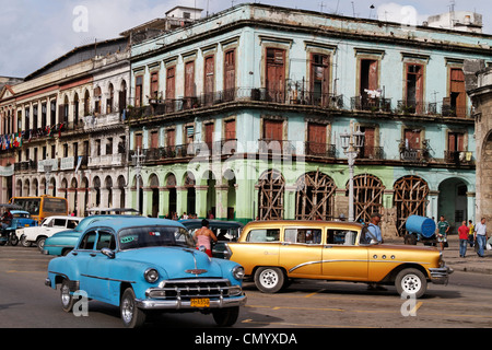 Oldtimer en Havanna Center sur le Paseo de Marti près de Capitol, Cuba, Antilles, Antilles, Caraïbes, Antilles, ame centrale Banque D'Images