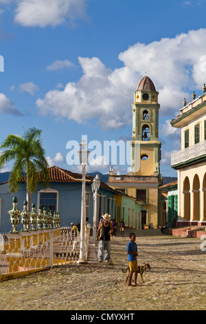 Plaza Mayor, clocher de l'Iglesia y Convento de San Francisco, Trinidad, Cuba, Antilles, Antilles, Caraïbes, West Indi Banque D'Images