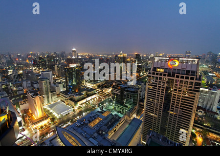 Vue panoramique à partir de Red Sky Bar sur le toit, Centara Grands, Bangkok, Thaïlande Banque D'Images