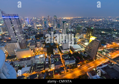 Vue panoramique à partir de Sky Bar Scirocco, Lebua State Tower à Bangkok, Thaïlande Banque D'Images