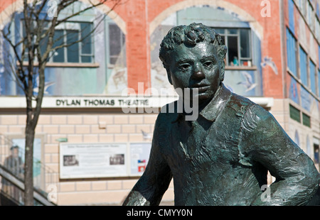 Statue en bronze de Dylan Thomas, poète et écrivain, dans le port de plaisance de Swansea, Pays de Galles du sud avec le Dylan Thomas Théâtre Théâtre derrière Banque D'Images