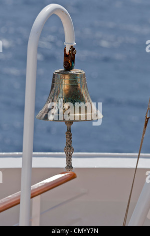 La cloche du navire à la proue de la Hollande Amérique du Nieuw Amsterdam bateau de croisière a commandé en 2010. Banque D'Images