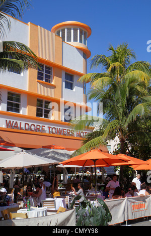 Miami Beach Florida, Ocean Drive, quartier historique art déco, Waldorf Towers, hôtel, terrasse extérieure, tables, repas, parasols, restaurant Banque D'Images