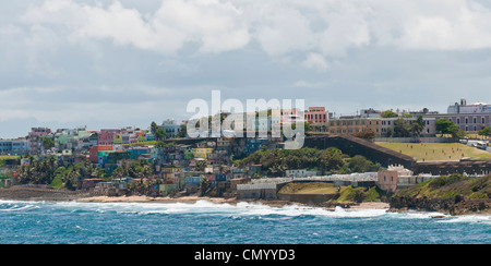 Maisons et bâtiments colorés foule la colline le long de la côte sur l'approche de port de San Juan à Porto Rico. Banque D'Images