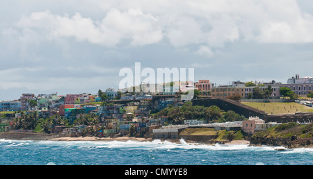 Maisons et bâtiments colorés foule la colline le long de la côte sur l'approche de port de San Juan à Porto Rico. Banque D'Images