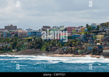 Maisons et bâtiments colorés foule la colline le long de la côte sur l'approche de port de San Juan à Porto Rico. Banque D'Images