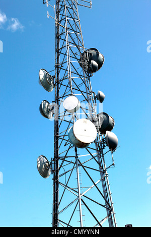 Les antennes paraboliques, les télécommunications et la technologie de tours de téléphonie cellulaire. Banque D'Images