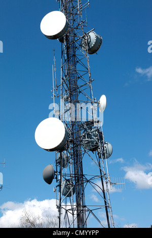 Les antennes paraboliques, les télécommunications et la technologie de tours de téléphonie cellulaire. Banque D'Images