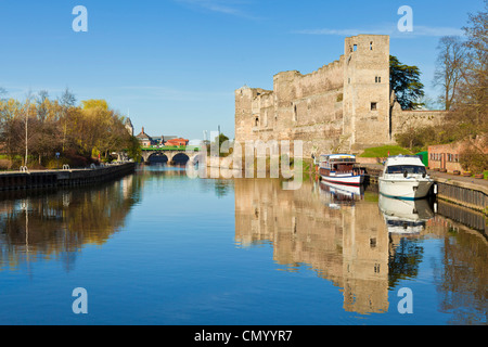 Château de Newark et fleuve Trent Newark-on-trent Nottinghamshire England UK GB EU Europe Banque D'Images