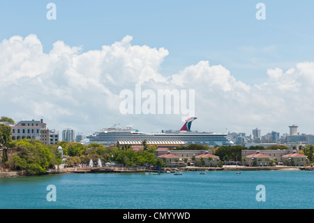 Un navire de croisière, domine l'horizon à l'approche vers le port de San Juan, Porto Rico sur une belle journée de printemps dans les Caraïbes. Banque D'Images