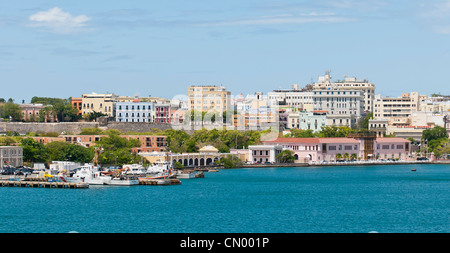 Les bâtiments multicolores forment l'horizon de San Juan, Puerto Rico dans cette vue du port sur une belle journée de printemps. Banque D'Images