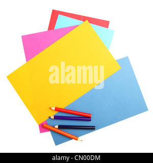 Papiers et crayons colorés en blanc isolated over white background Banque D'Images