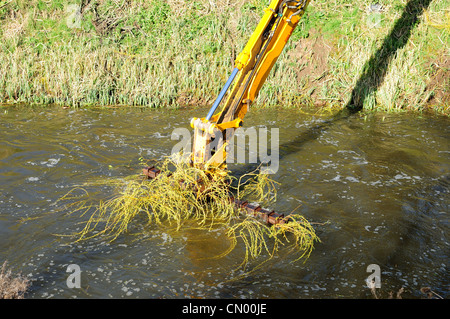 Rivière de dragage dans le Lincolnshire en Angleterre. Banque D'Images