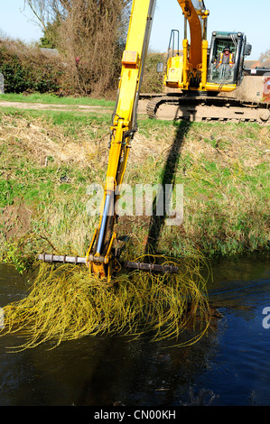 Rivière de dragage dans le Lincolnshire en Angleterre. Banque D'Images