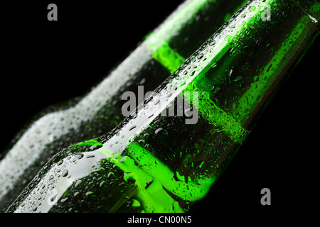 Close up de deux bouteilles de bière sur fond noir Banque D'Images