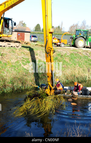 Rivière de dragage dans le Lincolnshire en Angleterre. Banque D'Images