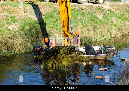 Rivière de dragage dans le Lincolnshire en Angleterre. Banque D'Images