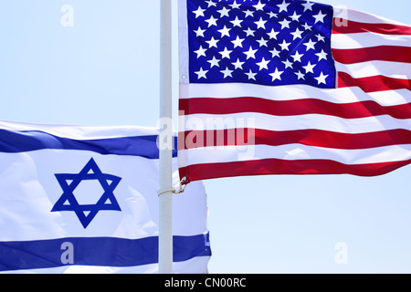 Drapeaux des USA et d'Israël dans le vent, close-up Banque D'Images