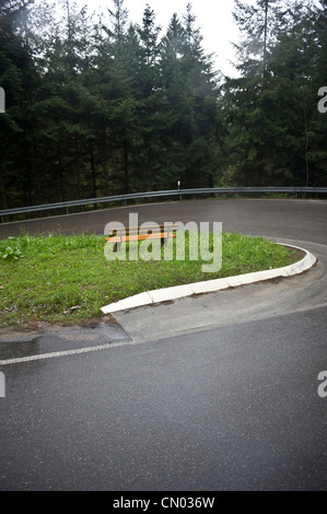 Un joli point de vue, vue d'un petit banc en bois à l'herbe au milieu d'un chemin rural dans les montagnes. Banque D'Images