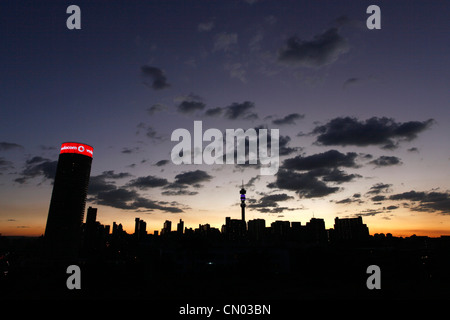 Un paysage de Johannesburg CBD et Hillbrow au crépuscule. Banque D'Images